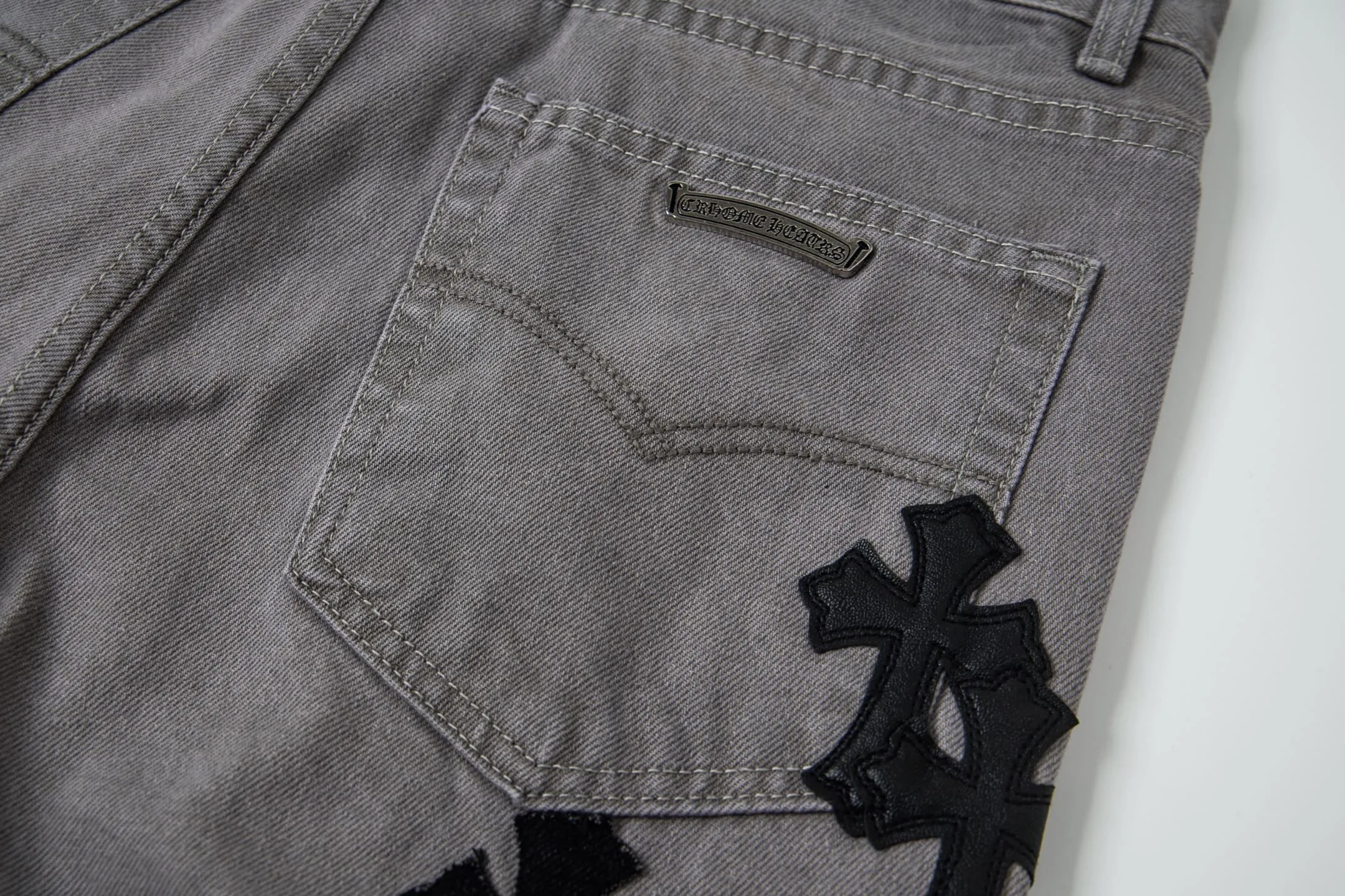 P290 Chrome Hearts Gray Cow King Jeans Multi-Leather Standard Work Jeans CH Jeans All need to be washed and then disassembled and hand-stitched with sheepskin cross leather and then spliced to complete. The whole process is too complicated to describe. About Chrome Hearts This is an extremely luxurious fashion brand that can also be called the aristocracy of the high street. It has always been an exclusive brand for some hipsters or the second generation of rich people. Compared with ordinary high streets, it is more luxurious and noble. Compared with luxury brands, it is more fashionable and individual. It has always been a brand that I have a special liking for. Style number: 1763# Color: Gray Size: 28 30 32 34 36